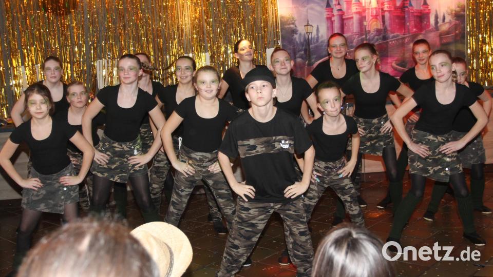 Die 16 jungen Leute von &quot;Dance Spurprise&quot; legen eine Supershow aufs Parkett. Bild: pi