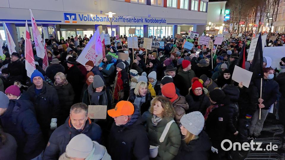 Mehr als voll war der Macerata-Platz schon zu Beginn der Demonstration, die hier startete. Bild: Kunz