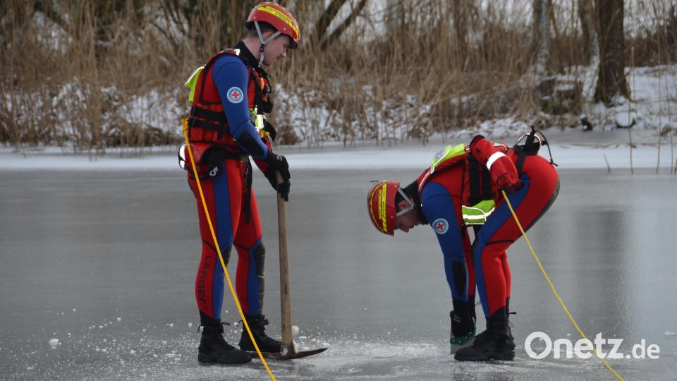Corbinian Kraus (links) und Adrian Walbrunn (rechts) versuchen eine Öffnung im dicken Eis zu schaffen. Bild: dob