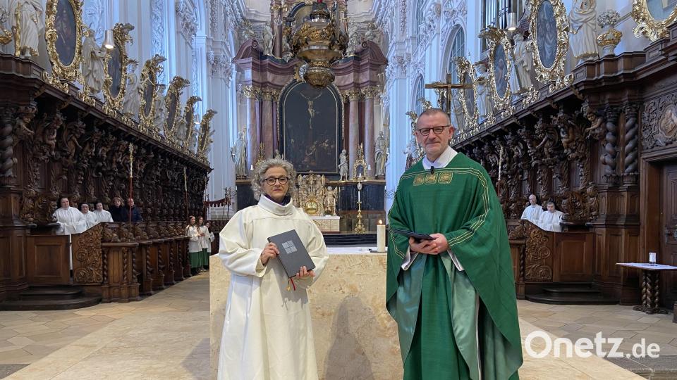Gertrud Hankl erhielt das liturgische Buch, mit dem sie zukünftig ihren Dienst ausführen wird. Bild: Pfarramt Waldsassen/exb