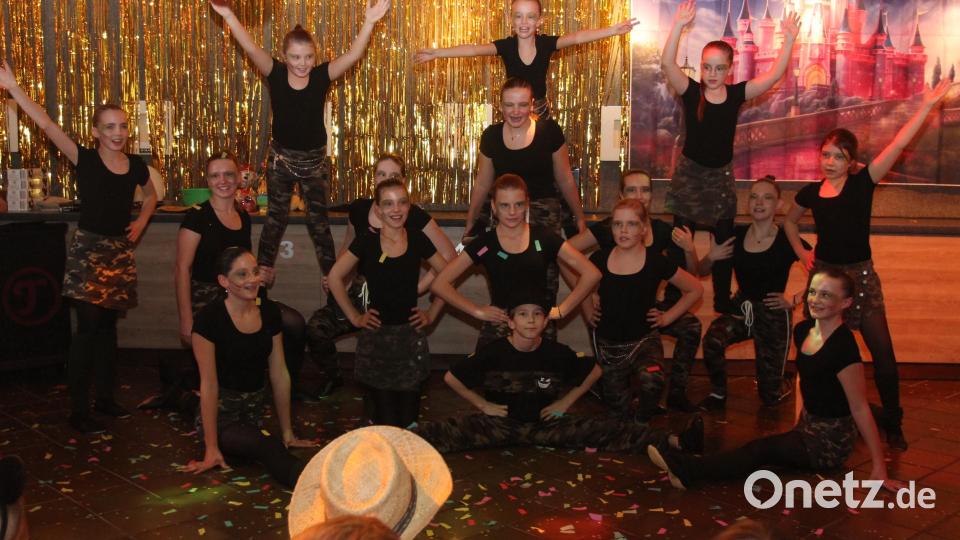 Die 16 jungen Leute von &quot;Dance Spurprise&quot; legen eine Supershow aufs Parkett. Bild: pi