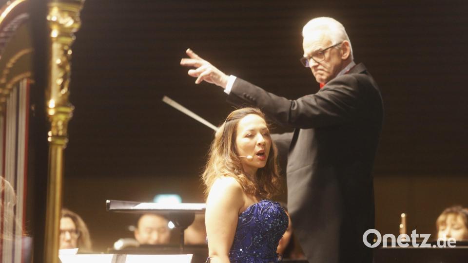 Sängerin Caroline Adler schlüpft in die Rolle der "Carmen", dirigiert von Orchesterleiter Johann Mösenbichler. Bild: Hirsch