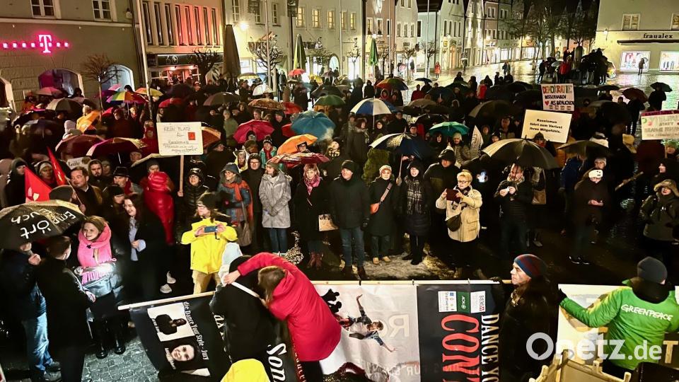 Trotz des Regens zog es zahlreiche Menschen in die Innenstadt, um für eine demokratische, soziale Gesellschaft zu demonstrieren. Bild: Gabi Schönberger