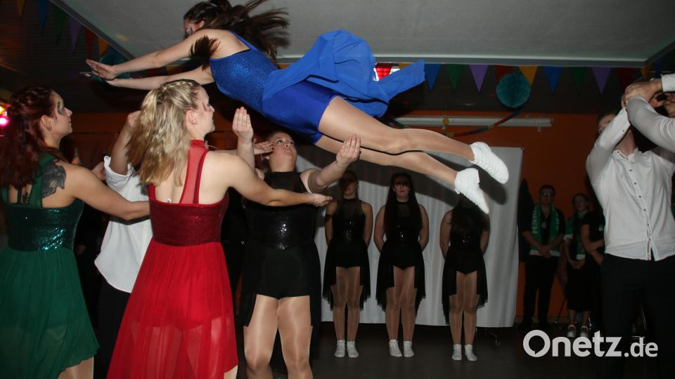 Beim Showtanz des Hammerleser Faschingsvereins fliegen die &quot;Bondgirls&quot; durch die Luft. Bild: sne