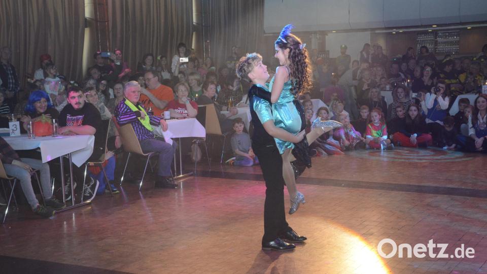 Das Kinderprinzenpaar Ben und Annabelle begeistert die Besucher. Bild: bey