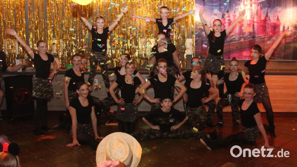 Die 16 jungen Leute von &quot;Dance Spurprise&quot; legen eine Supershow aufs Parkett. Bild: pi