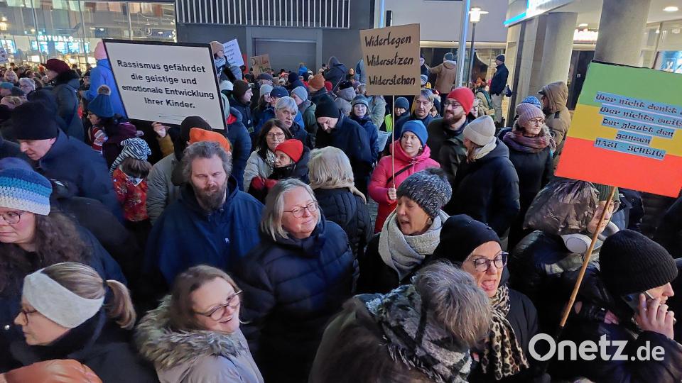 Die Demonstranten verkündeten auf Transparenten ihre Meinung. Bild: Kunz