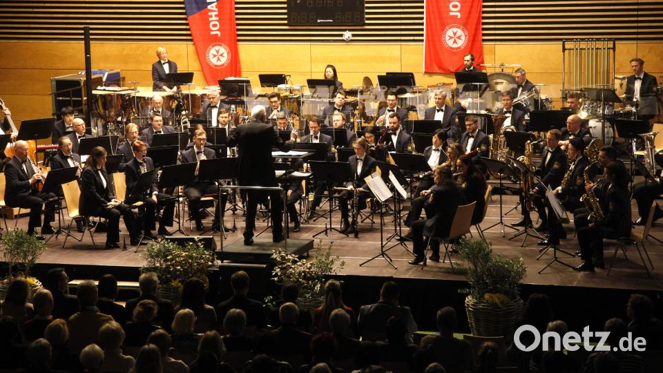 Das Polizeiorchester Bayern begeistert die über 400 Besucher beim Neujahrskonzert in der Oberpfalzhalle. Bild: Hirsch