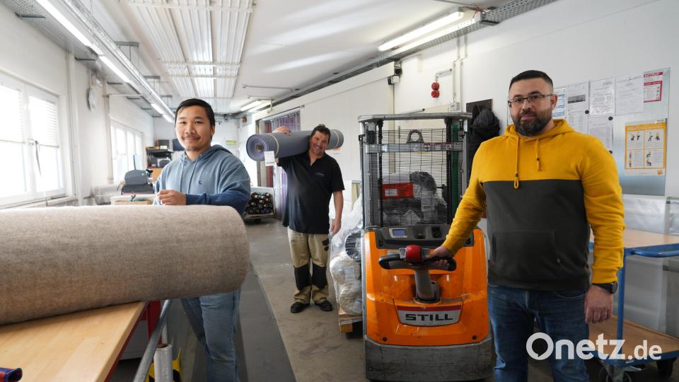 Pit Sailer, Ahmad Sukkar und Mohammad Wasem Katib Alban (von links) arbeiten bei der Tuchfabrik Mehler in Tirschenreuth in der Logistik-Abteilung. Bild: kaz