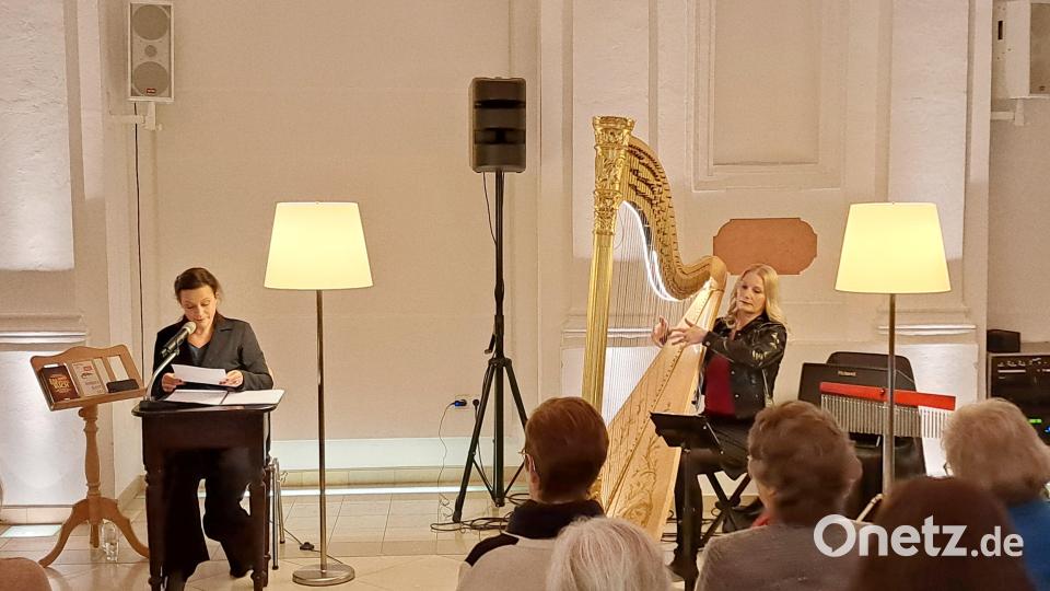 Mit einem außergewöhnlichen Abend startete der Waldsassener Kammermusikkreis (WKK) am Samstag seine Konzertreihe 2024: Unter dem Motto &quot;Überlebenslust&quot; gastierten Schauspielerin Jule Ronstedt (links) und Harfenistin Evelyn Huber in der Aula des Klosters Waldsassen. Bild: Johannes Röttges/exb