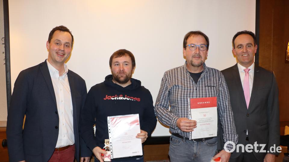 Fleißige Blutspender wurden geehrt (von links) BRK-Kreisgeschäftsführer Sebastian Schaller, Michael Götz, Hermann Paulus und Bürgermeister Hans Jürgen Strehl. Bild: gru