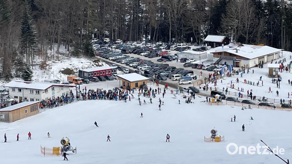 Ein Blick auf den Klausenlift von oben: Am Sonntag war die Hölle los. Bild: gis