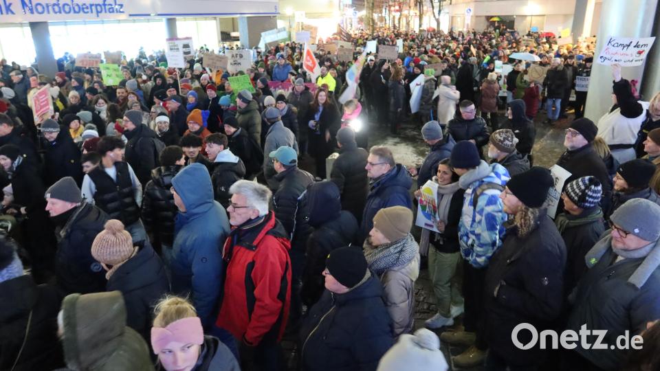 Die Demo führte vom Macerata-Platz zur Bürgermeister-Prechtl-Straße, über den Schlörplatz und zum Alten Rathaus. Bild: Kunz