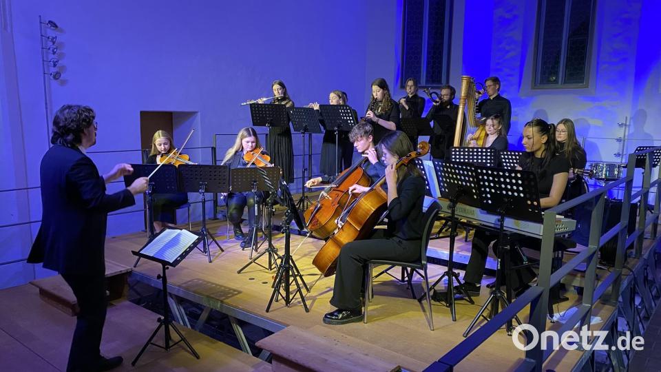 Musiklehrer Stefan Schindler leitete die Musiker des P-Seminars beim außergewöhnlichen Kammerkonzert in der Nabburger Marienkirche. Bild: aub