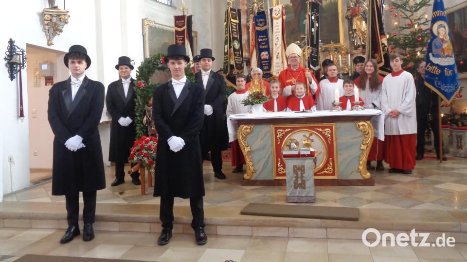 Für die Predigt kann Weihbischof Josef Graf gewonnen werden. Mit dem Sebastianslied schließt der Gottesdienst. Vier junge Männer hatten die Statue zuvor in einer Prozession in das Gotteshaus getragen. Bild: amö