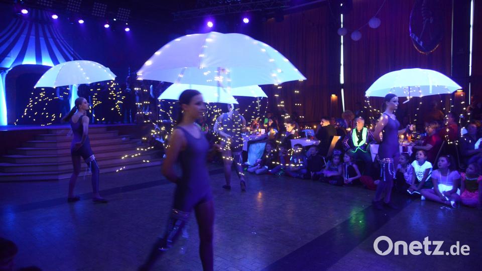 Die überdimensionalen Regenschirme symbolisieren Quallen, von denen feine Lichterketten herunterhängen. Bild: bey