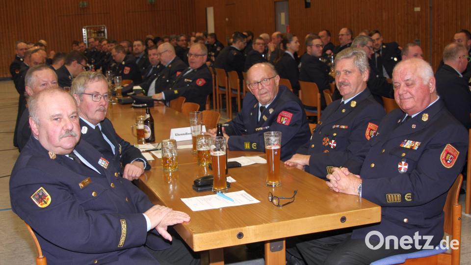 Der Einladung nach Fuchsmühl folgten auch die amtierenden und ehemaligen Führungskräfte des Kreisfeuerwehrverbandes. Gäste bei der Vollversammlung waren unter anderem auch die früheren Kreisbrandräte Franz Arnold aus Mitterteich (vorne rechts) und Andreas Wührl aus Wiesau (vorne links). Bild: wro