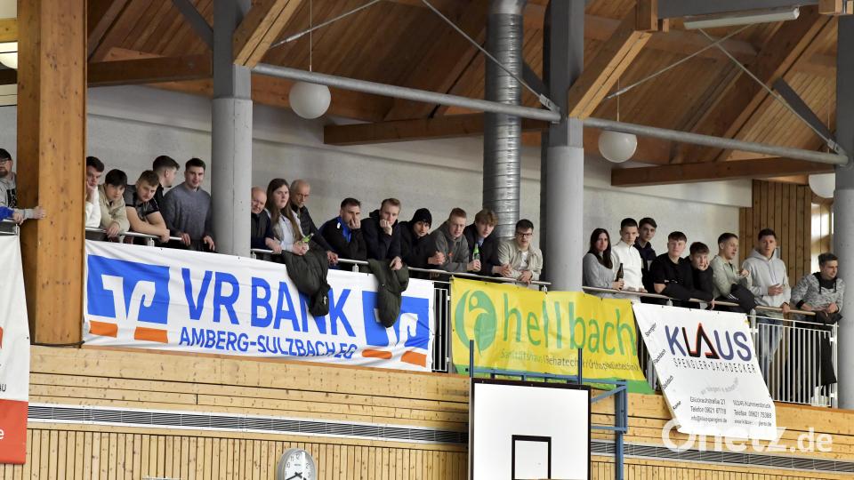 Spannung bei den Zuschauern in der Rudolf-Scheuerer-Halle Kümmersbruck. Bild: Hubert Ziegler