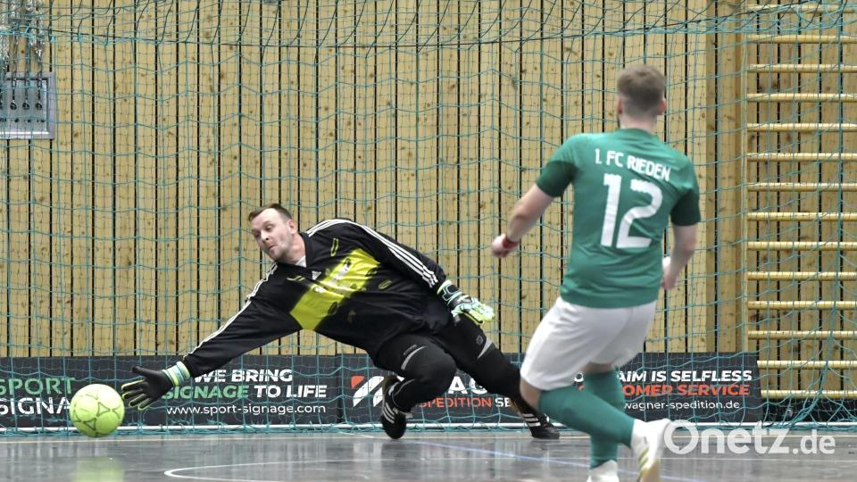 Siebenmeter-Schießen zwischen der DJK Ensdorf und dem 1. FC Rieden. Bild: Hubert Ziegler