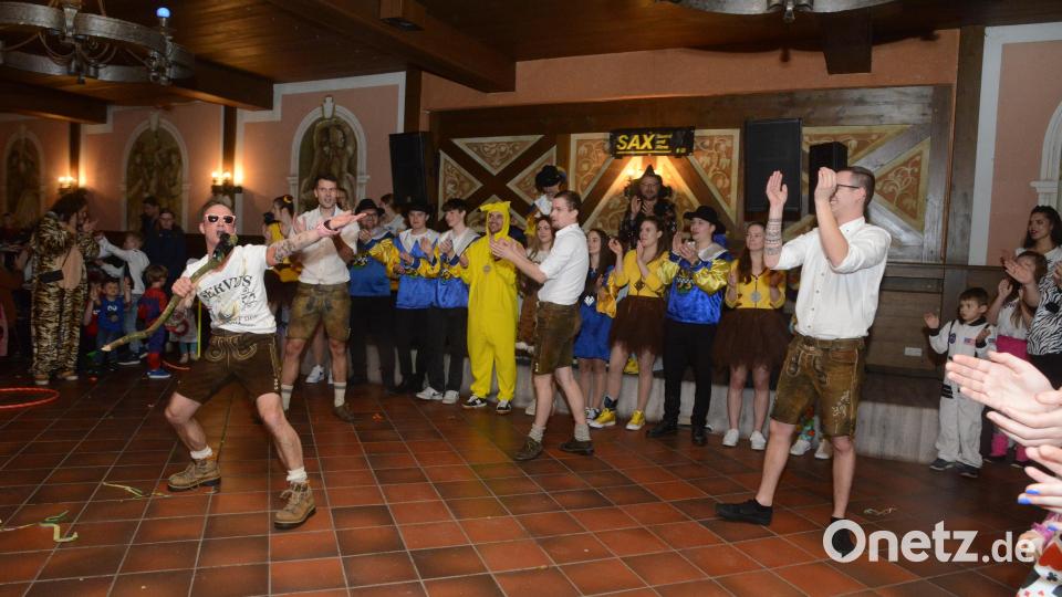 Beim Familienball der Prinzengarde war &quot;Andreas Gabalier&quot; als Ehrengast dabei. Alex Schön verkörperte den österreichischen Sänger. Bild: bey