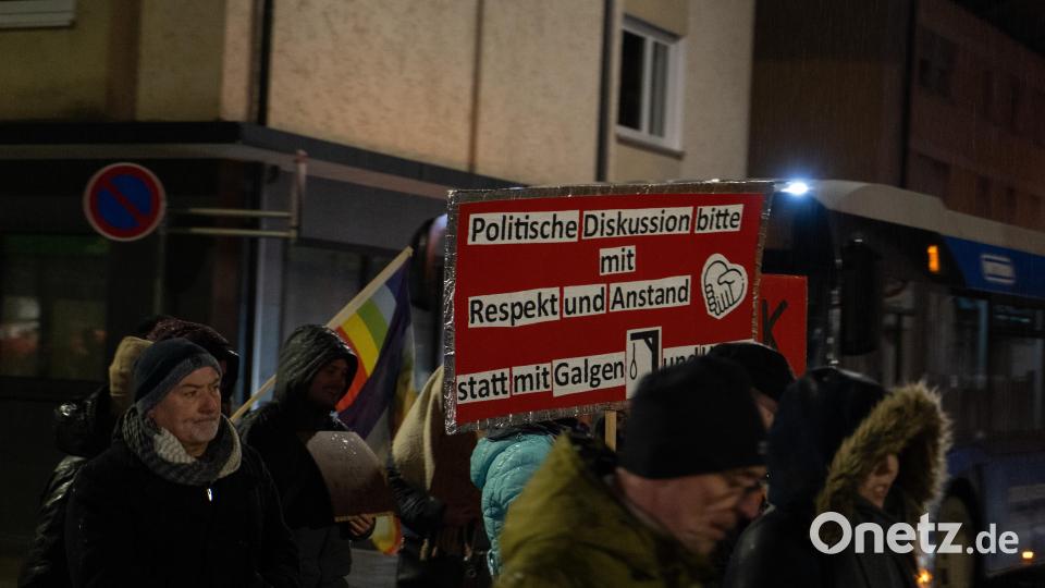 Bei der Demo gegen Rechts haben sich tausende Menschen zu einem Protestmarsch durch Weiden versammelt. Bild: knz