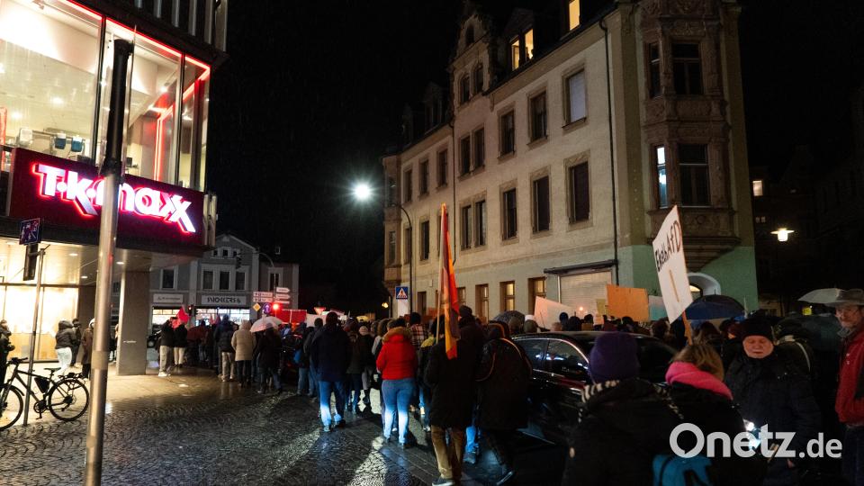 Bei der Demo gegen Rechts haben sich tausende Menschen zu einem Protestmarsch durch Weiden versammelt. Bild: knz