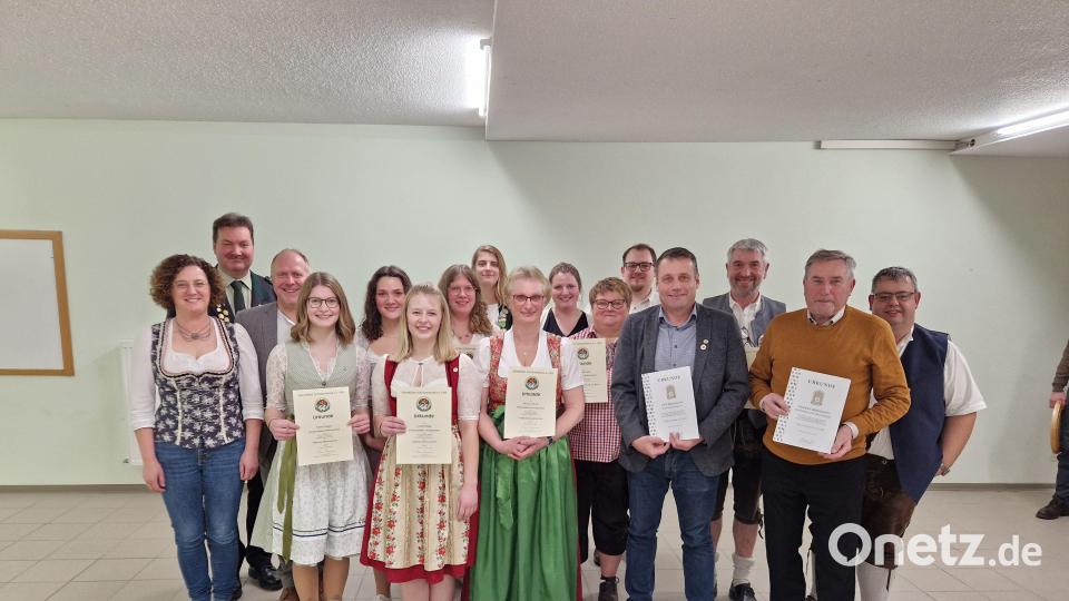 Einige Mitglieder werden geehrt (von links): Zweite Vorsitzende Michaela Prüll, Zweiter Gauschützenmeister Martin Eules, Bürgermeister Marcus Eichenmüller, Nicole Siegert, Sonja Prüll, Celina Dolge, Anna Wagner, Constanze Pausch, Susanne Ulrich, Sandra Kummer, Manuela Friedl, Fabian Rom, Uwe Bergmann, Werner Schlosser, Rudolf Bergmann und Vorsitzender Florian Friedl. Bild: e