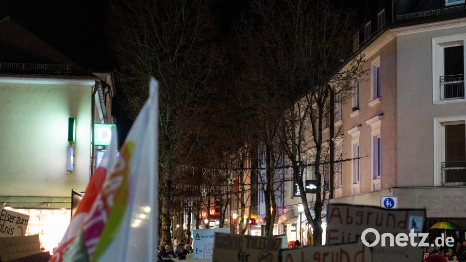 Bei der Demo gegen Rechts haben sich tausende Menschen zu einem Protestmarsch durch Weiden versammelt. Bild: knz