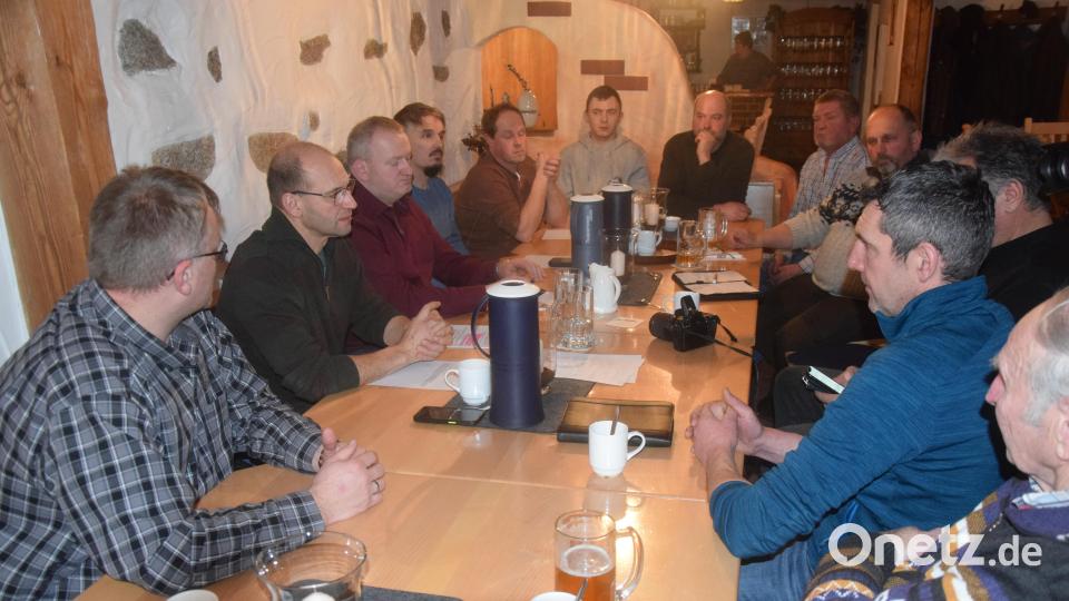 Vertreter landwirtschaftlicher und bäuerlicher Aktionen sitzen am Tisch. Sie beraten wie es mit dem Protest weitergehen kann und starten diese Woche über eine Whatsapp-Gruppe eine Unterschriftenaktion. Bild: fz