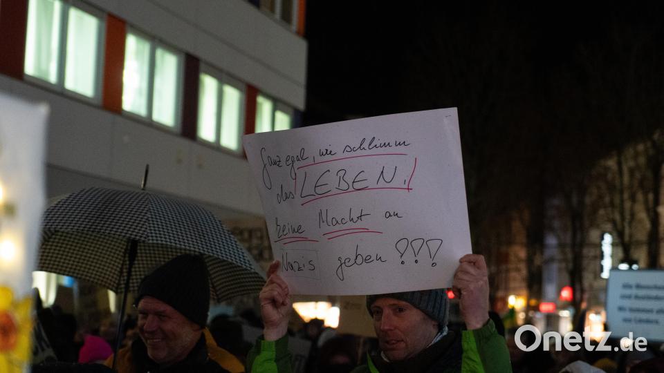 Bei der Demo gegen Rechts haben sich tausende Menschen zu einem Protestmarsch durch Weiden versammelt. Bild: knz