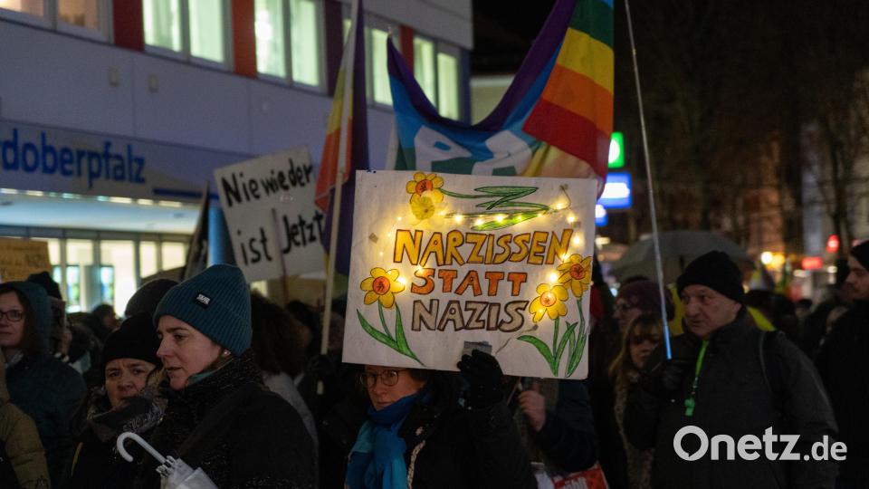 Bei der Demo gegen Rechts haben sich tausende Menschen zu einem Protestmarsch durch Weiden versammelt. Bild: knz