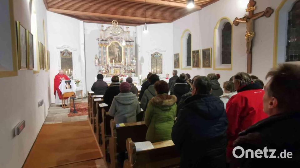 In der voll besetzten Friedhofskapelle feierte Pfarrer Erwin Bauer das Patronat von St. Sebastian. Bild: gz