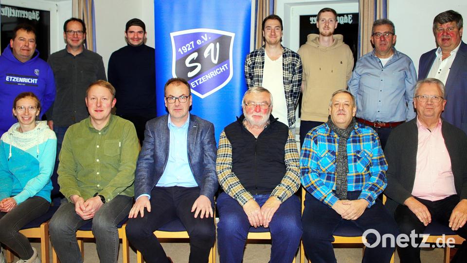 Das neue Führungsteam des SV Etzenricht mit dem Vorsitzenden Alexander Greitzke (sitzend, Dritter von links)und dem neuen Stellvertreter Florian Waldeck (sitzend, Zweiter von links). Bild: war