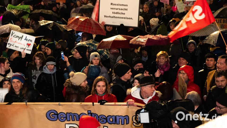Bei der Demo gegen Rechts haben sich tausende Menschen zu einem Protestmarsch durch Weiden versammelt. Bild: knz