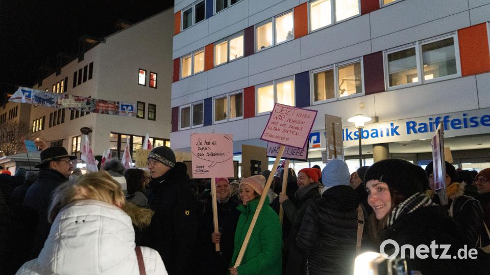 Bei der Demo gegen Rechts haben sich tausende Menschen zu einem Protestmarsch durch Weiden versammelt. Bild: knz