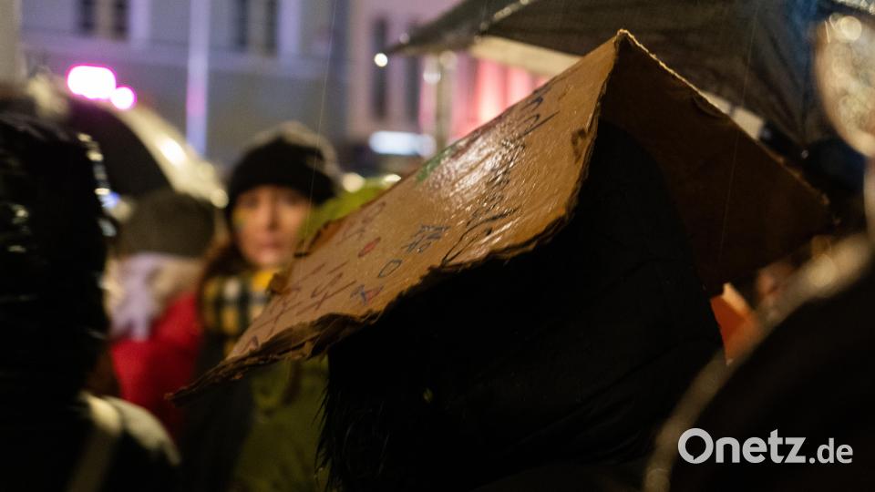Bei der Demo gegen Rechts haben sich tausende Menschen zu einem Protestmarsch durch Weiden versammelt. Bild: knz