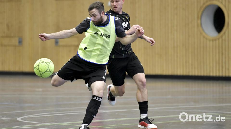Szene aus dem Spiel um Platz 3 zwischen dem SV Inter Bergsteig Amberg (links) und dem FC Amberg. Bild: Hubert Ziegler