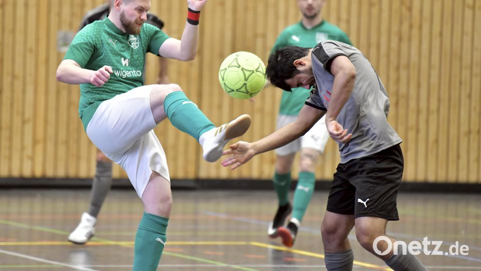 Im Spiel um Platz 5 standen sich die DJK Ensdorf (rechts) und der 1. FC Rieden gegenüber. Ensdorf setzte sich im Siebenmeterschießen durch. Bild: Hubert Ziegler