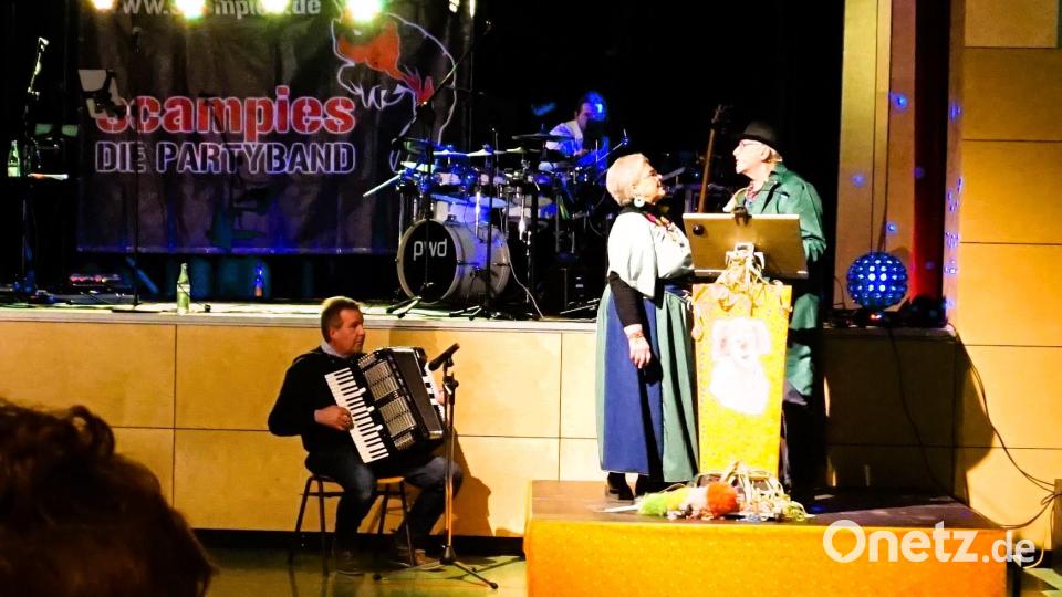 Peter Silie und Susi Salbei sorgen beim Bürgerball in Ebermannsdorf für lustige, kurzweilige Tanzpausen. Dabei werden sie von Jakob Hain am Akkordeon begleitet. Bild: wec
