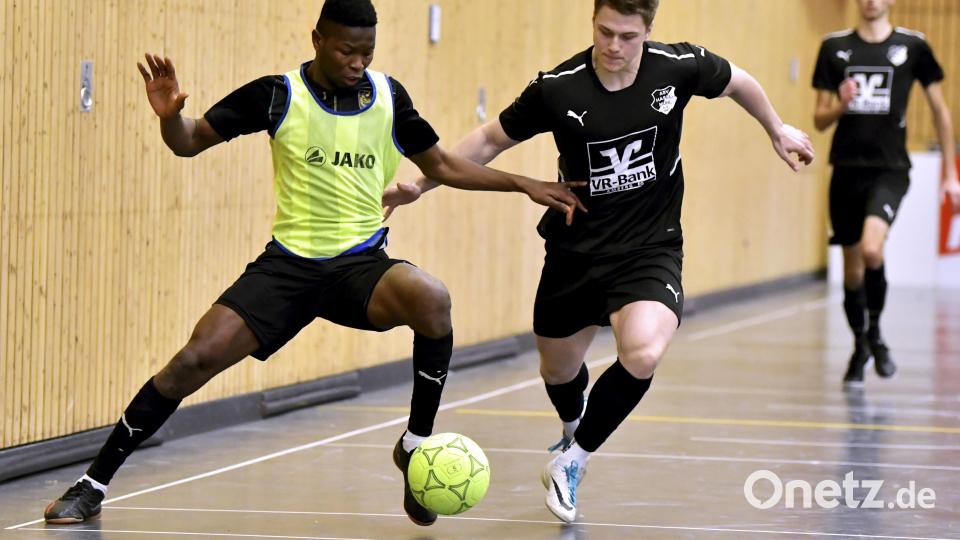 Szene aus dem Halbfinalspiel zwischen dem FC Amberg (links) und dem ASV Haselmühl, das die Haselmühler mit 4:1 gewannen. Bild: Hubert Ziegler