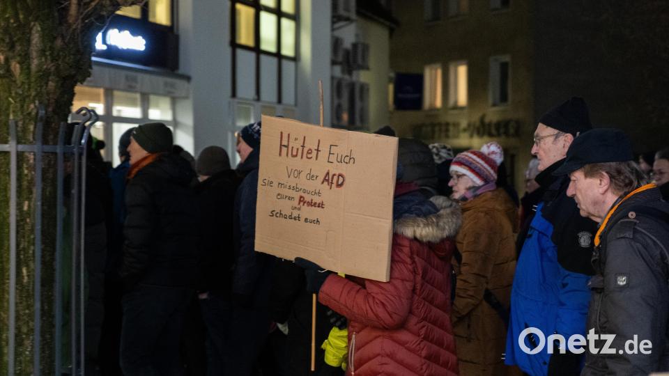Bei der Demo gegen Rechts haben sich tausende Menschen zu einem Protestmarsch durch Weiden versammelt. Bild: knz