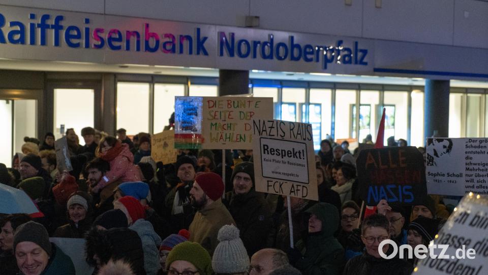 Bei der Demo gegen Rechts haben sich tausende Menschen zu einem Protestmarsch durch Weiden versammelt. Bild: knz