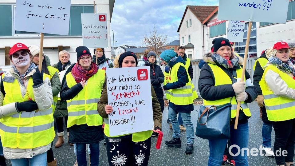&quot;Wir können gar nicht so schlecht arbeiten, wie wir bezahlt werden&quot;, stand auf einigen Plakaten. Bild: Gabi Schönberger