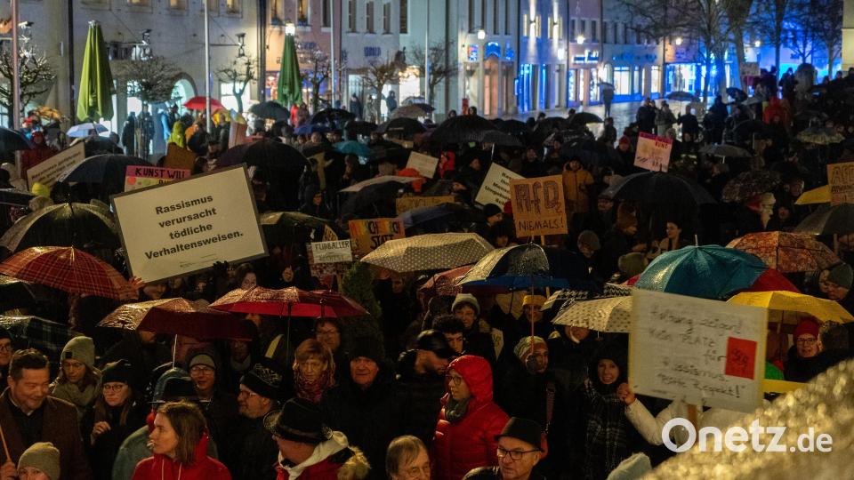 Bei der Demo gegen Rechts haben sich tausende Menschen zu einem Protestmarsch durch Weiden versammelt. Bild: knz