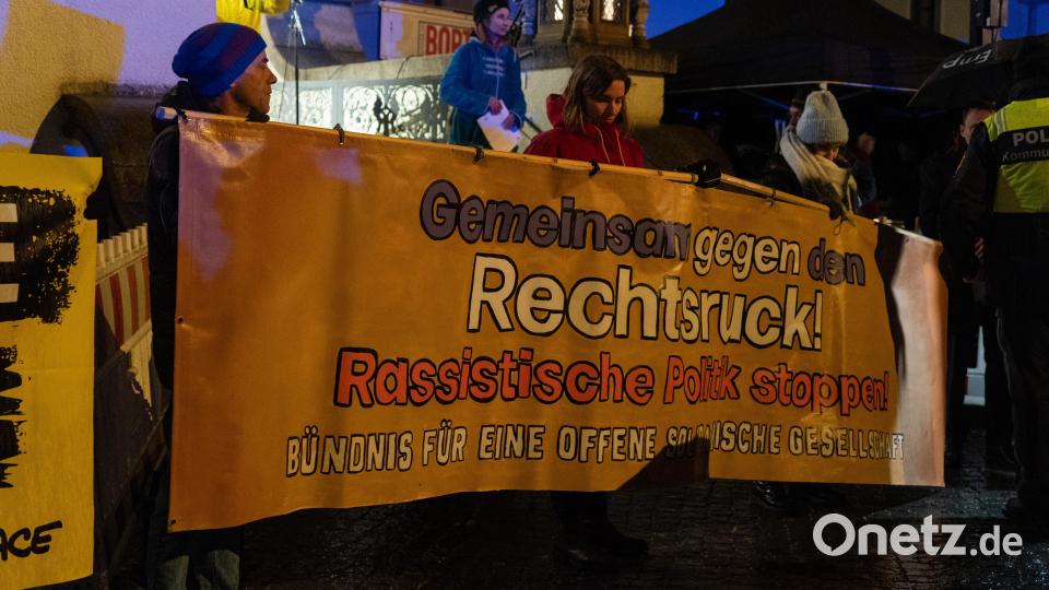 Bei der Demo gegen Rechts haben sich tausende Menschen zu einem Protestmarsch durch Weiden versammelt. Bild: knz