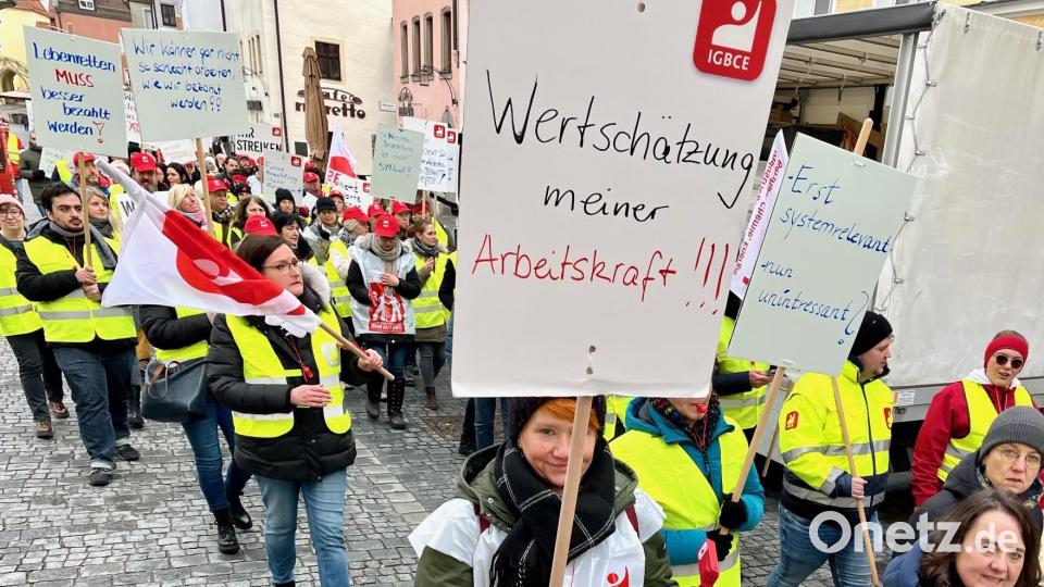 &quot;Lebenretten muss besser bezahlt werden&quot;, forderte einer der Demonstranten auf seinem Transparent. Auch für mehr Wertschätzung demonstrierten die Mitarbeiter von Synlab. Bild: Gabi Schönberger