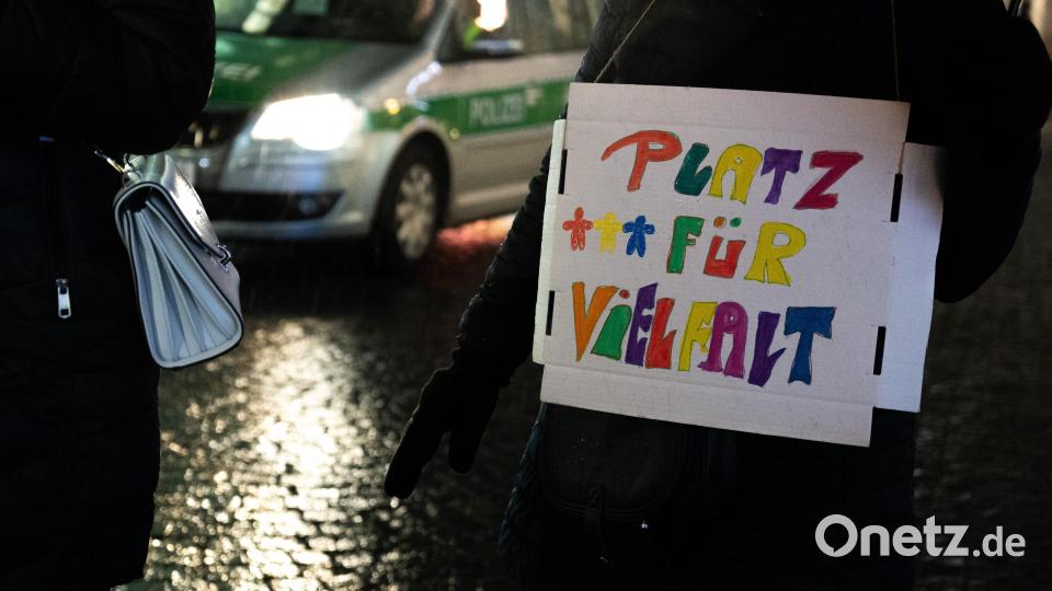 Bei der Demo gegen Rechts haben sich tausende Menschen zu einem Protestmarsch durch Weiden versammelt. Bild: knz