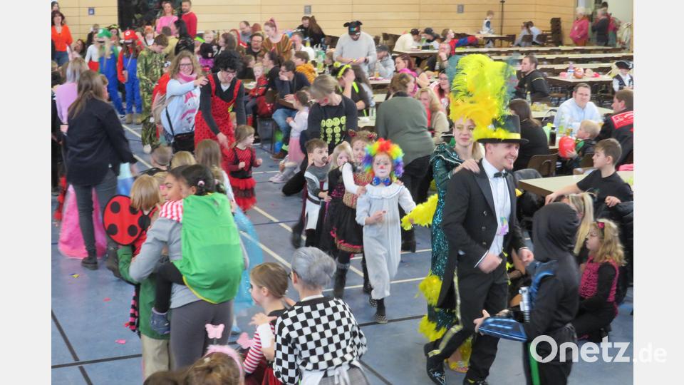 Das Prinzenpaar führte die Polonaise an. Bild: adj