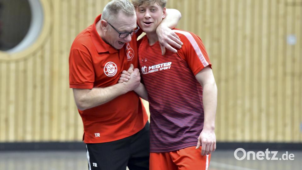 Trainer Christian Helleder (links) vom TuS/WE Hirschau freut sich mit seinem Spieler über den Gewinn des Wagner-Cups 2024. Bild: Hubert Ziegler