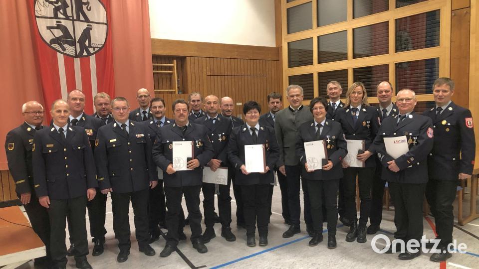 Ein besonderer Tagesordnungspunkt bei der Vollversammlung des Kreisfeuerwehrverbandes in Fuchsmühl waren die Auszeichnungen verdienter Führungskräfte. Bild: wro